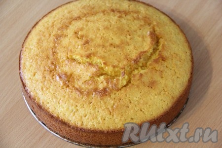 Поставить форму с тестом в разогретую духовку и выпекать при 180-200 градусах примерно 40-45 минут. Готовность проверить сухой зубочисткой. Пирог полностью остудить в форме, а затем достать из формы и переложить на плоскую тарелку. На этом этапе можно наколоть манник зубочисткой и пропитать любым сиропом или мёдом.  