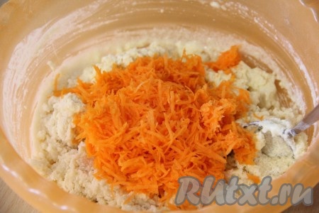 Масса получится густой и комковатой. Добавить в тесто морковь и перемешать.
