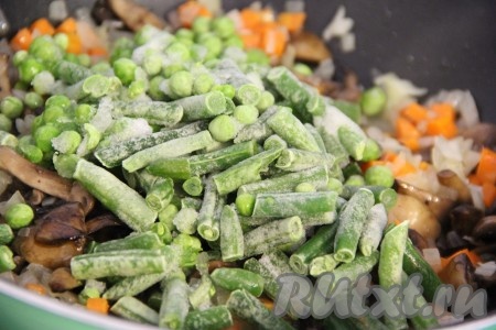 Затем добавить горошек и фасоль. Я не размораживала овощи. Всё хорошо перемешать и обжарить в течение нескольких минут. 