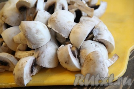 Грибы крупно нарезать, я разрезала на 4 части.