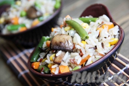 Подать гарнир в горячем виде. Посмотрите, какой мега аппетитный получился рис с грибами и овощами.