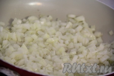 В отдельную сковороду влить растительное масло и добавить лук. Обжарить лук, иногда помешивая, до золотистого цвета.