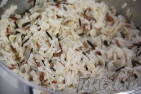 Рис сварить в соответствии с инструкцией на упаковке. Я варю рис до готовности в большом количестве подсоленной воды и пробую. Когда рис сварится, я откидываю его на сито и даю стечь воде. Вот такой рассыпчатый рис у меня получился.