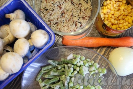 Подготовить продукты. Лук и морковь почистить. Грибы промыть под проточной водой.
