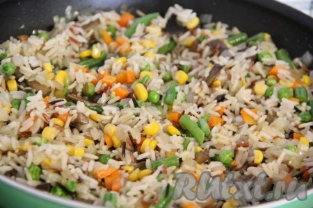 Перемешать рис с овощами и грибами, подержать на огне в течение 5-7 минут, иногда перемешивая, затем накрыть крышкой и снять с огня. Дать гарниру настояться в течение 10 минут.
