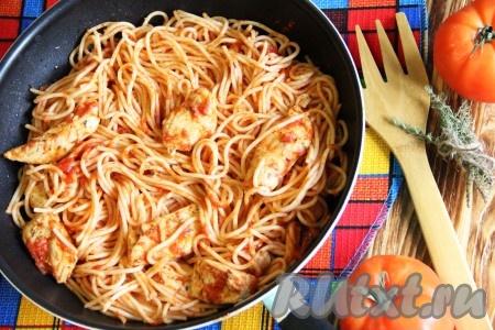 Прогреть наше блюдо пару минут и снять с огня. Вкуснейшую, ароматную и очень нежную куриную грудку, приготовленную на сковороде, подать к столу в горячем виде.
