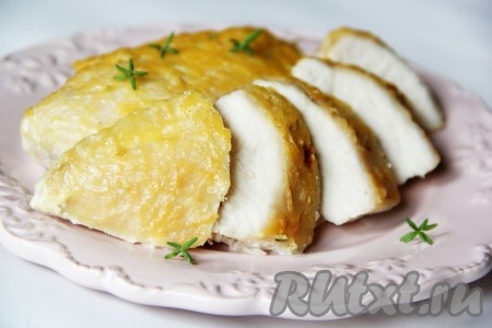 Готовое мясо достать из духовки. Нежную, сочную, вкусную куриную грудку, запечённую в сливках с сыром, подать в горячем виде, дополнив гарниром (например, рисом или картофелем). А можно дать мясу остыть, нарезать на кусочки, выложить на хлеб и у вас получится замечательный бутерброд.