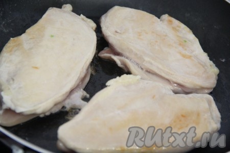  Обжарить куриное мясо с двух сторон на достаточно сильном огне до лёгкого золотистого цвета.