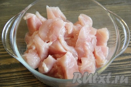 Куриную грудку нарезать средним кубиком.