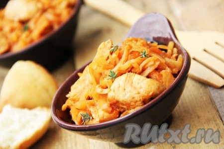 Капуста, тушёная с куриной грудкой