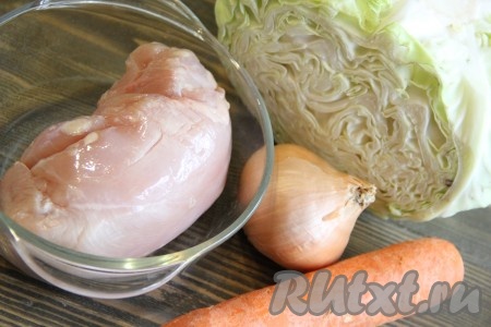 Подготовить продукты для приготовления капусты, тушеной с куриной грудкой.