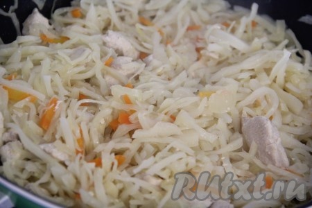  Всё хорошо перемешать и тушить капусту с куриной грудкой под крышкой на среднем огне примерно 15-20 минут (при желании можно добавить немного воды). Периодически перемешивать.