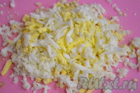 Яйца очистить и натереть на крупной терке.
