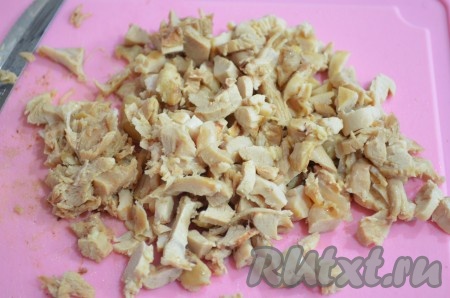 Куриное мясо отварить и мелко нарезать.
