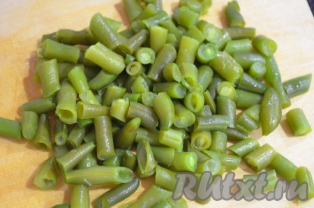 Стручковую фасоль залить водой и варить до готовности (5-8 минут с момента закипания), затем воду слить. Нарезать фасоль (по желанию можно нарезать помельче).
