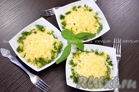 Завершающий слой - натертый на средней или мелкой терке сыр. Украсить зеленью. Можно оставить на какое-то время в холодильнике для пропитки. Надеюсь, Вам понравится очень вкусный, аппетитный салат&nbsp;из стручковой фасоли с курицей.
