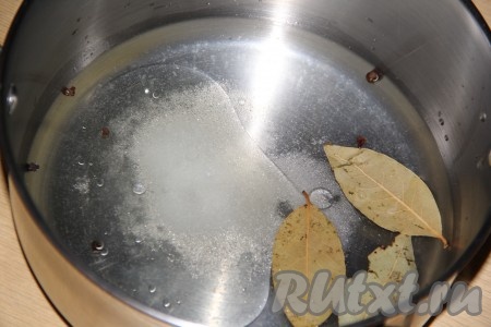 200 миллилитров воды влить в кастрюлю, добавить соль, сахар, горошины чёрного и душистого перцев, лавровые листья. Влить масло, уксус и сок, выдавленный из лимона. Поставить кастрюлю на сильный огонь, перемешать, довести маринад до кипения, проварить на небольшом огне 2-3 минуты, чтобы сахар и соль полностью растворились.