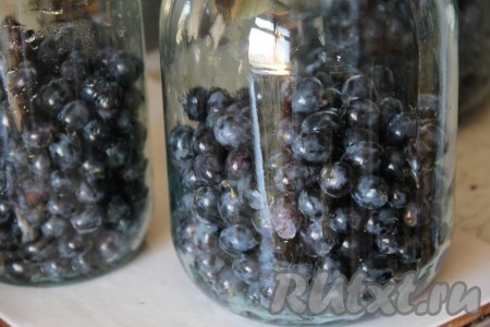 Банки и крышки простерилизовать и наполнить на 1/2 виноградом.