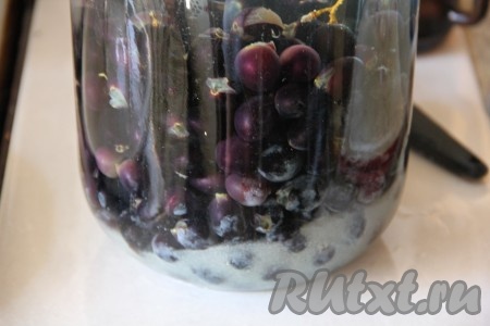 Залить все кипятком и закатать с помощью закаточного ключа.
