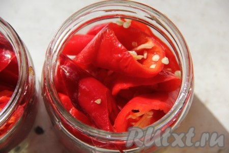 Острый перец нарезаем или используем целый. Я его нарезала и частично выбрала косточки.
