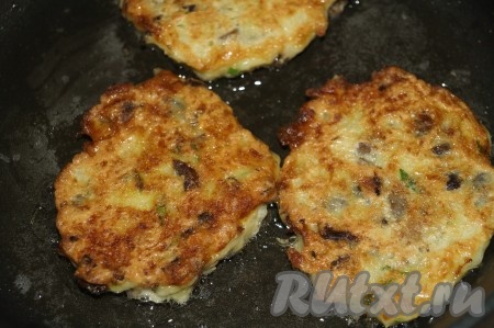 Готовить с двух сторон до золотистого цвета.&nbsp;
