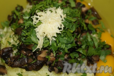 Чеснок очистить, натереть на мелкой тёрке. Зелень вымыть, мелко нарезать. Чеснок и зелень добавить к натёртым кабачкам, грибам и яйцам.
