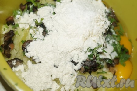 Затем к полученной массе добавить муку, соль и специи.
