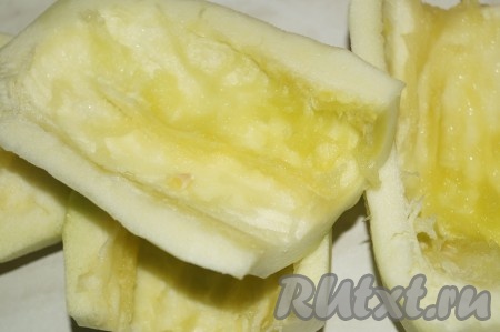 Кабачки очистить от кожуры, если они толстокожие, а если молодые, то кожуру очищать не нужно. Вычистить семечки.