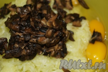 Лесные грибы очистить и отварить в подсоленной воде, периодически снимая пену, минут 30. Затем слить грибы в дуршлаг, слегка отжать руками от жидкости и мелко нарезать. Если готовите с шампиньонами, их отваривать не надо, достаточно будет их просто мелко нарезать. Добавить мелко нарезанные грибы к натёртым кабачкам и яйцам.
