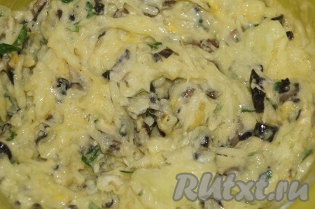 Тщательно перемешать до однородной массы. Тесто по консистенции получается, как очень густая сметана.
