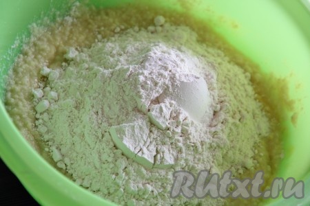 Всыпать 100 грамм муки и ещё раз пробить блендером. Масса получится густой.