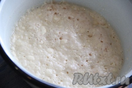 По прошествии 30 минут опара увеличится в объёме, на поверхности появятся пузырьки.