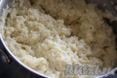 Готовую пшённую кашу снять с огня и дать немного остыть.