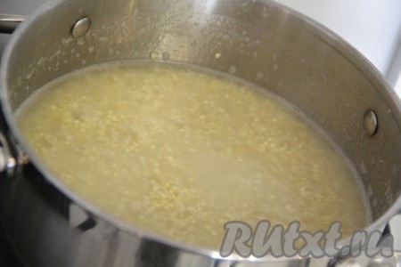 Поместить крупу в кастрюлю и залить&nbsp;3 стаканами воды комнатной температуры, поставить на огонь. После закипания варить на среднем огне до полного испарения жидкости и мягкости пшена, не накрывая кастрюлю крышкой и периодически помешивая (у меня на варку ушло примерно 35 минут). Пшённая каша получится разваристой.