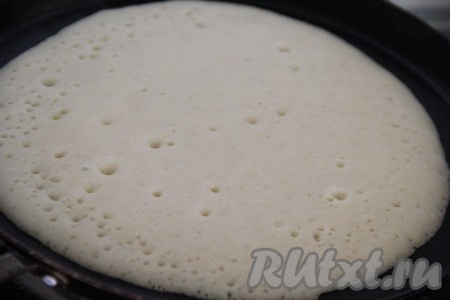 Сковороду хорошо разогреть, смазать маслом, вылить в сковороду небольшое количество теста и равномерно его распределить по сковороде.