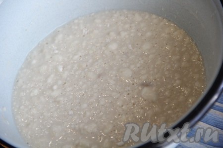 Для приготовления опары для теста нужно в объёмную миску влить тёплое молоко (температура молока должна быть 38-40 градусов), добавить дрожжи, 1 столовую ложку сахара и 100 грамм муки, перемешать. Накрыть миску пищевой плёнкой и поставить в тёплое место на 30 минут.