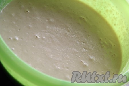 Тесто слегка поднимется и запузырится. Добавить в тесто растительное масло и хорошо перемешать.