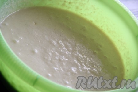  Хорошо перемешать погружным блендером. Накрыть миску пищевой плёнкой и оставить в тёплом месте на 30-40 минут.