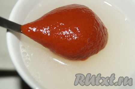 Следом добавить томатную пасту и перемешать.
