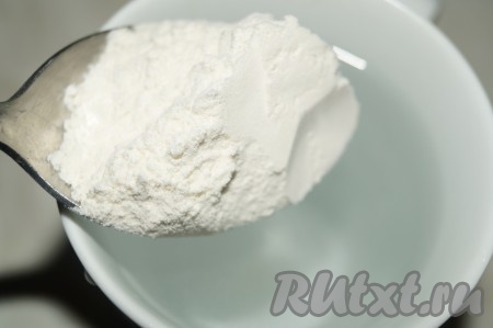 Для приготовления томатного соуса в теплую воду добавить муку, хорошенько перемешать до однородной консистенции.
