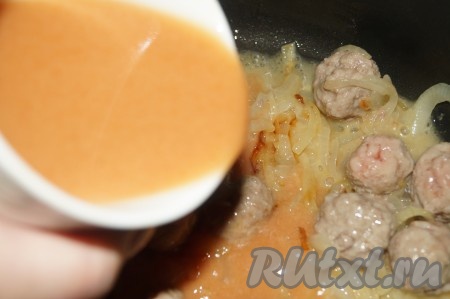 Залить томатным соусом фрикадельки и лук, добавить соль, специи и томить на маленьком огне под крышкой минут 20-30.
