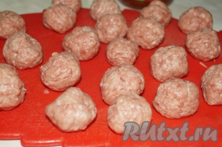 В домашний фарш добавить немного соли и специй, хорошенько перемешать до однородной массы, влажными руками сформировать небольшие фрикадельки, размером с грецкий орех.
