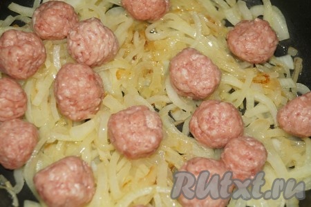 К обжаренному луку добавить сформированные фрикадельки и продолжать готовить, помешивая (крышкой не накрывать).
