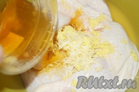 Следом добавить мёд, соль и специи, тщательно перемешать.