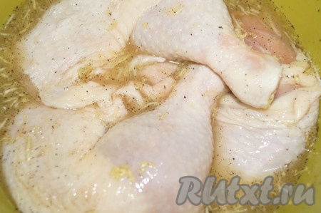 Оставить курицу мариноваться в мёде, как минимум, на 2 часа в прохладном месте. В процессе маринования части курочки можно несколько раз перемешать, чтобы они равномерно пропитались мёдом.