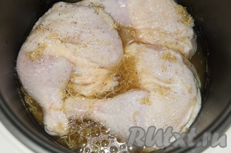 Затем в чашу мультиварки добавить растительное масло, выложить замаринованное мясо. Включить программу мультиварки "Жарка" или "Пароварка" минут на 20 и закрыть крышку мультиварки. Минут через 10 открыть крышку, перевернуть куриные кусочки на другую сторону и закрыть крышку. После звукового сигнала поставить программу "Подогрев" (у меня эта программа включается автоматически) и оставить ещё минут на 20.