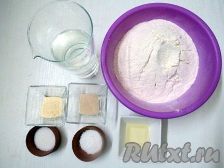 Для приготовления вкусного белого хлеба в хлебопечке вам понадобится мука пшеничная, вода, дрожжи быстродействующие, масло растительное, молоко сухое, сахар, соль.
