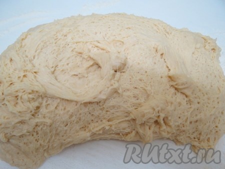 Выкладываем тесто на стол. Из хлебопечке вынимаем лопатки (чтобы в хлебе не было снизу больших отверстий от лопаток). Тесто мягкое и пышное. Формируем из него гладкий красивый батон и отправляем его в хлебопечку. Закрываем её на 20-30 минут, чтобы тесто слегка подросло. Включаем среднюю корочку и режим выпечки дрожжевого теста.&nbsp; Время выпечки - 1 час.
