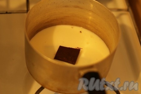 Добавить шоколад, варить до полного его растворения.