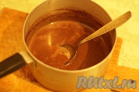 Добавить ликер и корицу. 